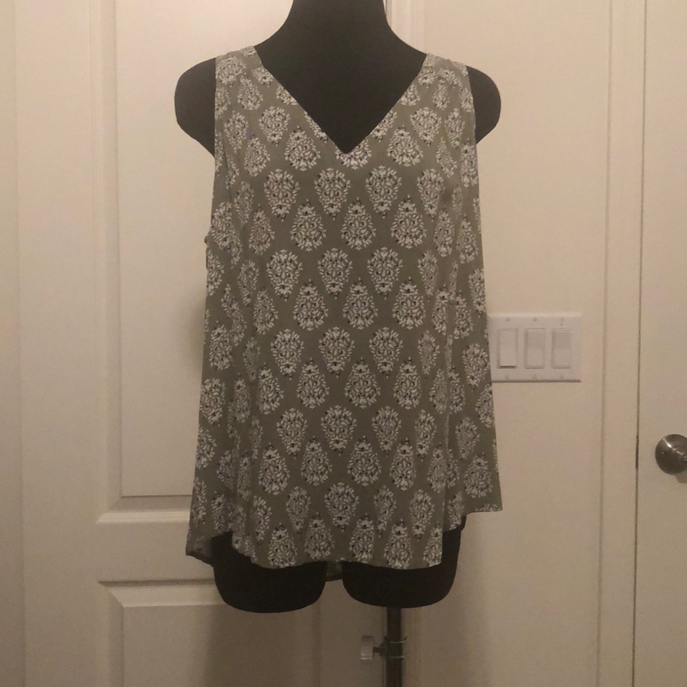 Old Navy sleeveless blouse sz L